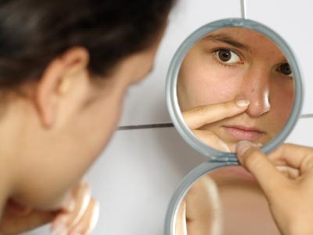 acne in mirror picking pimple